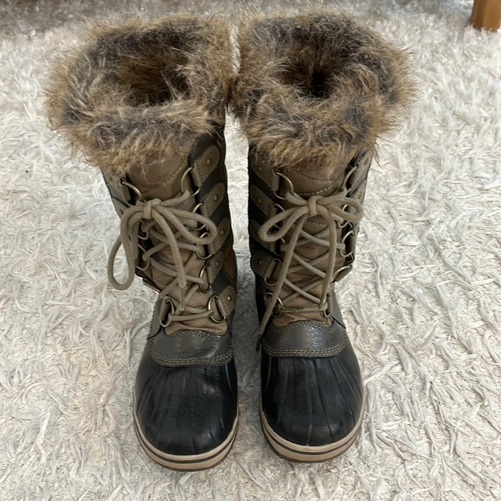 Sorel Joan of Arc with fur trim